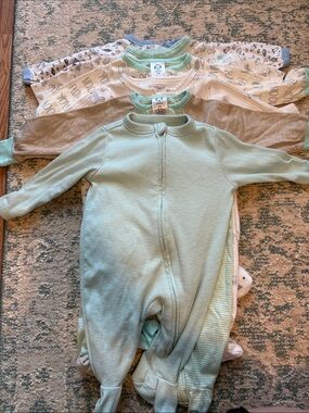 0-3 months Gender Neutral baby clothes (6)